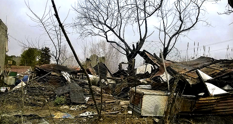 Desolación. El hogar de Canario tras el incendio.