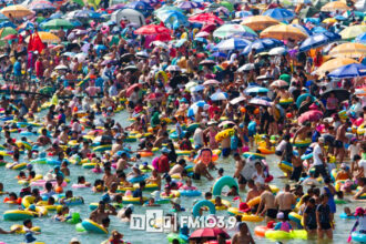Playa llena La Costa